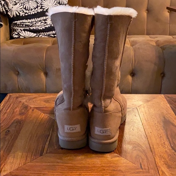 Ugg Bailey Button Shearling Boot - Picture 4 of 6
